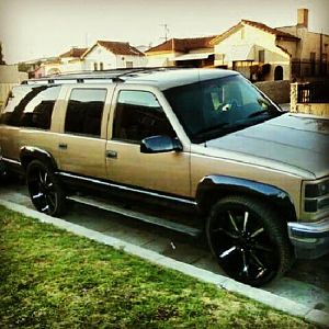 1994 GMC Suburban, 26"s, 454, dual 40 series Flowmasters, system incredible