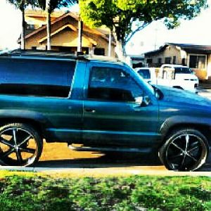1995 Chevy Tahoe not Blazer on 26's, with Sunroof, 5.7 liter, 40 series Flowmasters....
