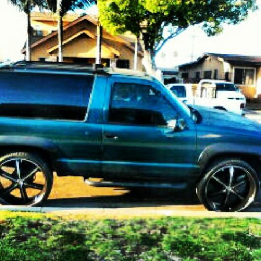 1995 Chevy Tahoe not Blazer on 26's, with Sunroof, 5.7 liter, 40 series Flowmasters....